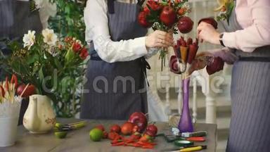 三位年轻英俊的厨师花匠在鲜花<strong>水果店</strong>做水果和蔬菜花束